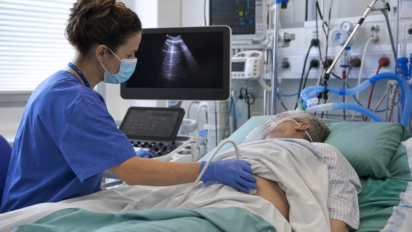 Profesional realizando ecografía pulmonar a un paciente ventilado